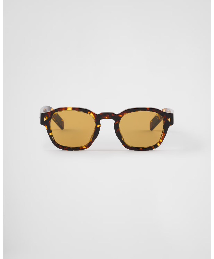 Sunglasses With Iconic Metal Plaque
