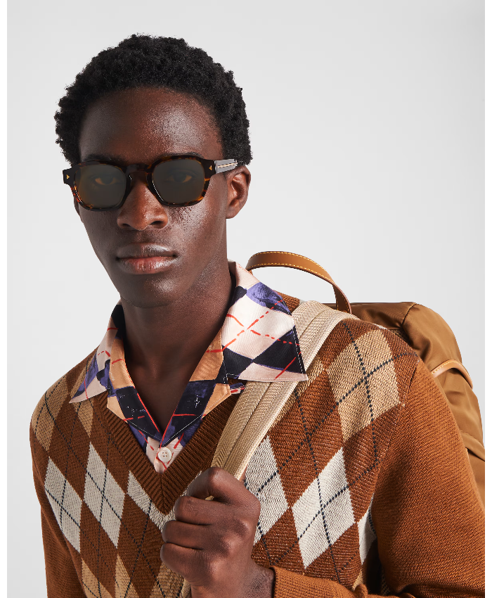 Sunglasses With Iconic Metal Plaque