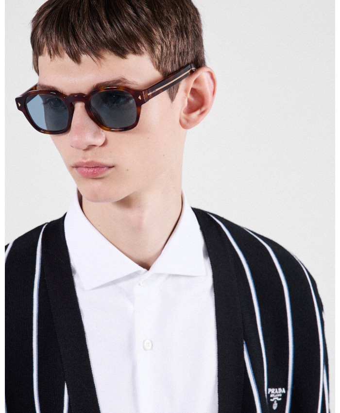 Sunglasses With The Iconic Metal Plaque